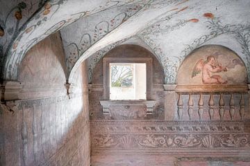 Verlaten Paleis met Fresco. van Roman Robroek - Foto's van Verlaten Gebouwen