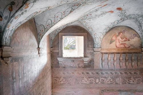 Palais abandonné avec fresque.