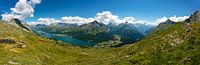 Vue panoramique sur le lac Silsersee, la Maloja et le col de la Malojapass.