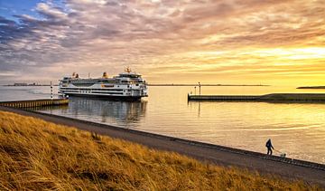 Veerboot en zonsondergang op Texel / Ferry and sunset on Texel van Justin Sinner Pictures ( Fotograaf op Texel)