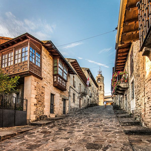 Spanische Straße in Puebla de Sanabria im Abendlicht von Harrie Muis