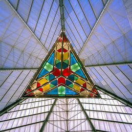 Glas-in-lood decor in de Beth Sholom Synagoge van Laszlo Regos