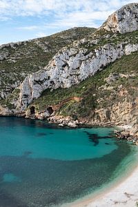 Plage sereine aux eaux cristallines et falaises imposantes