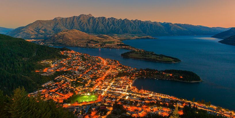 Uitzicht over Queenstown, Zuider Eiland, Nieuw Zeeland van Henk Meijer Photography