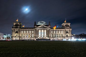Reichstagsgebäude Berlin bei Nacht mit Mondlicht