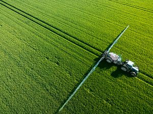 Traktor mit einer landwirtschaftlichen Feldspritze von oben