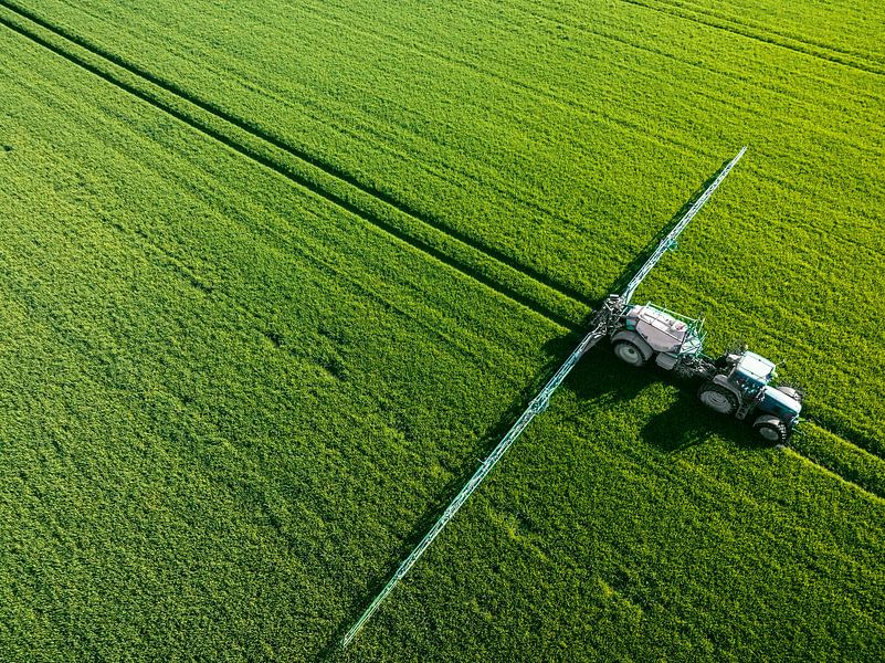 Trekker met sproeier voor landbouwgewassen van boven van Sjoerd van der Wal Fotografie