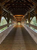 Overdekte houten brug in Tirol