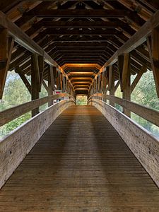 Gedeckte Holzbrücke in Tirol