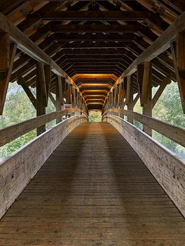 Gedeckte Holzbrücke in Tirol