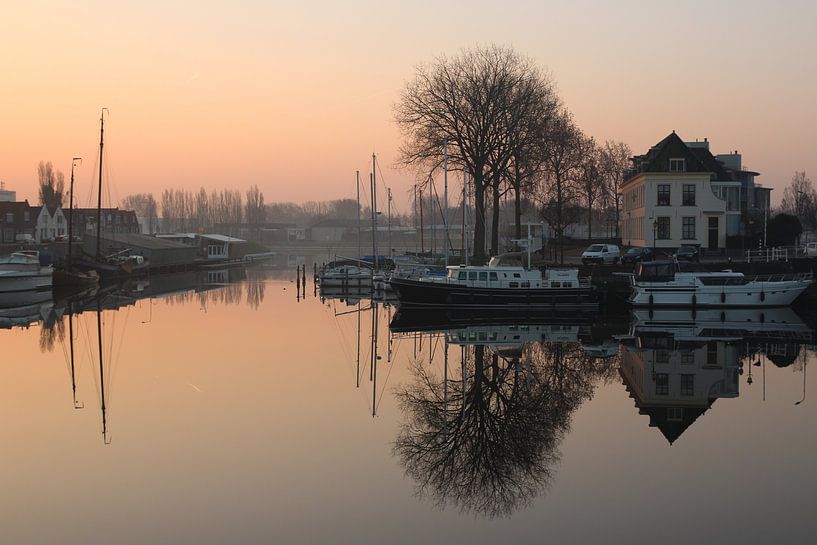 Ochtendgloren in de haven van Middelburg van Patrick Riemens