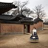 Hanbok meisje in het paleis van Seoel van Marco Rutten