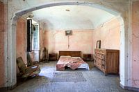 Verlassenes rosa Schlafzimmer.