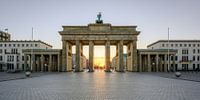 Een zonnester aan de Brandenburger Tor van Michael Valjak thumbnail