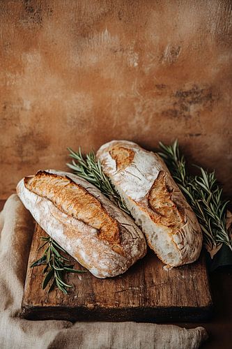 Rustieke snijplank met vers brood