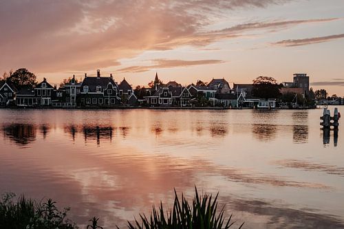 Chalets historiques au bord de l'eau au coucher du soleil