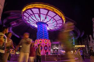 Carousel on the funfair at night sur Chris Snoek