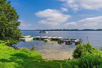 Uitzicht op boten aan de steiger in Zarrentin am Schaalsee van Rico Ködder