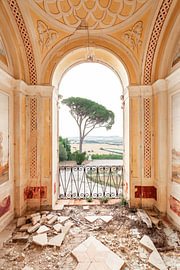 Une vue verdoyante depuis la villa abandonnée sur Times of Impermanence