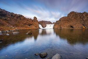 De Hjalparfoss waterval, bekend uit Game of Thrones