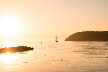 In den Sonnenuntergang segeln von Laura Bosch