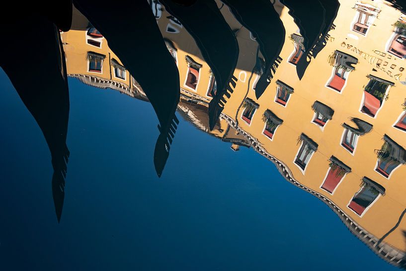 Venezianische Gondeln spiegeln sich im Wasser von Andreas Müller