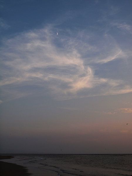 Regarder la lune pendant que le soleil se couche par Mr White Takes Pictures