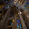 De prachtige kleurrijke binnen kant van de Sagrada Familia van Guido Akster
