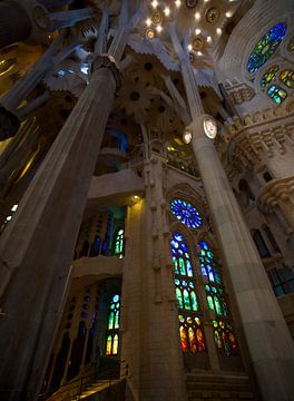 De prachtige kleurrijke binnen kant van de Sagrada Familia