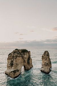 Sonnenuntergang bei Pigeon Rocks, Raouche Rocks in Beirut Libanon von Moniek Kuipers