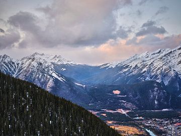 Tussen de berg Norquay en de Cascadeberg van Graham Forrester