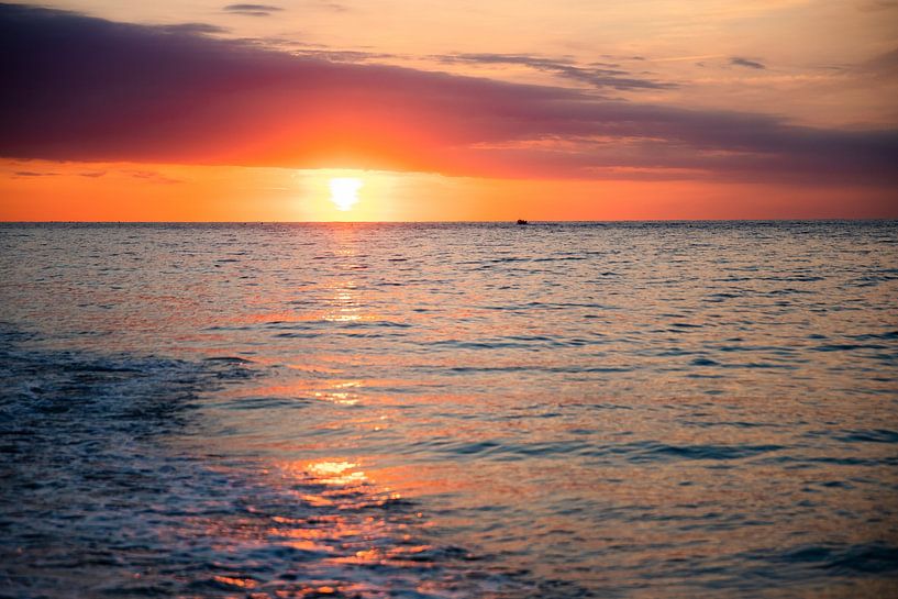 Zonsondergang aan een strand in Spanje van Tim Demel