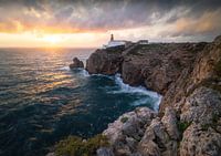 Zonsondergang bij de vuurtoren van Sao Vicente in de Algarve, Portugal
