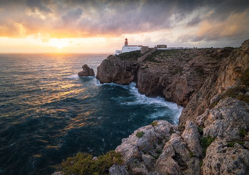 Coucher de soleil sur le phare de Sao Vicente en Algarve, Portugal sur Erel Turkay