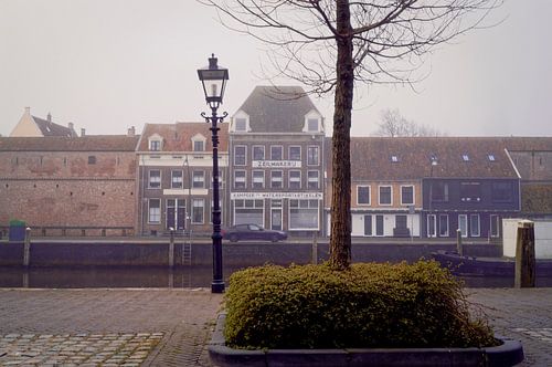 Alte Lagerhäuser in Zwolle im Nebel