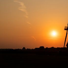 Niederländische Windmühle - Sonnenuntergang - Landschaft von Marcel Mombarg