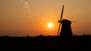 Dutch windmill - sunset - landscape van Marcel Mombarg