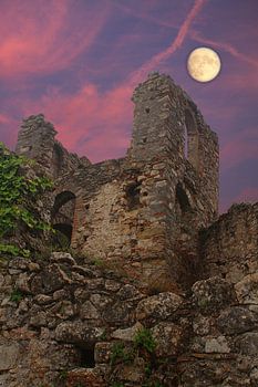 Burgruine mit Mond