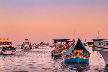 Traditionele Maltese vissersbootjes bij zonsondergang | Landschap van Daan Duvillier | Dsquared Photography
