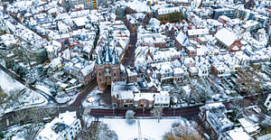 Das Stadtzentrum von Zwolle an einem kalten Wintermorgen von der