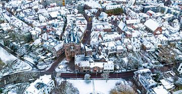 De binnenstad van Zwolle tijdens een koude winterochtend gezien vanaf