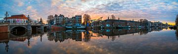 Blick auf den Fluss Amstel (Ostseite) und die Walter-Süskind-Brücke in Am von Amsterdam.Photos