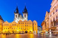 De Teyn kerk en het Oude Stadsplein in Praag in de avond van Melanie Viola thumbnail