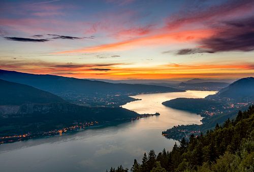 Nuages rouges de feu au-dessus d'Annecy sur Sander Grefte