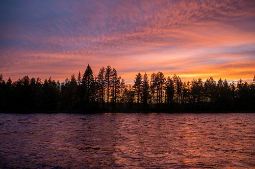 Sonnenuntergang am Fluss in Schweden von Wendy van der Klift-Bartelings