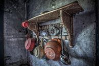 Küchenregal in der Küche eines verlassenen Bauernhauses von Gerben van Buiten Miniaturansicht