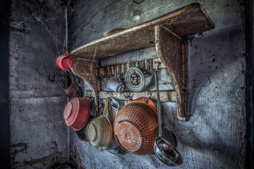 Küchenregal in der Küche eines verlassenen Bauernhauses von Gerben van Buiten