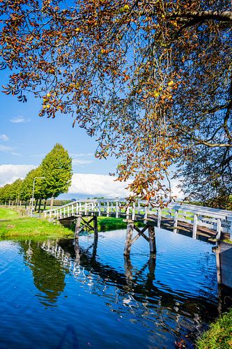 Het witte fietsbruggetje over de Berkel in Warnsveld.