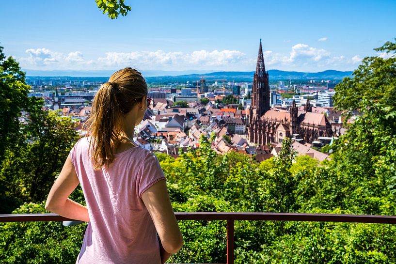 Allemagne, femme blonde profitant d'une vue panoramique au-dessus de freiburg im breisgau par adventure-photos