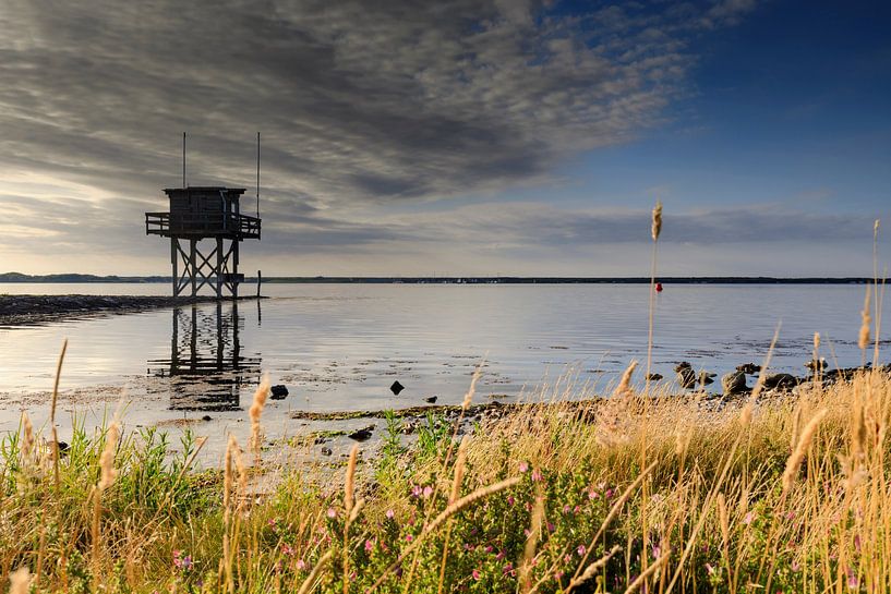 schöner Himmel hinter einem Fischerhaus am Wasser in Schare von gaps photography